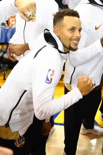 El Oracle Arena se visti車 de gala para el arranque de la temporada NBA: los Warriors recibieron sus anillos de campeones y alzaron otra bandera al techo del pabell車n. Arranc車 la temporada 2017-18.