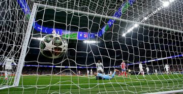 1-1. Julin ?lvarez se zafa de Eduardo Camavinga en el lateral izquierdo, se mete en rea blanca y con la pierna derecha, dispara al palo largo de Thibaut Courtois para poner la igualada en el marcador.
