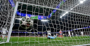 1-1. Julián Álvarez se zafa de Eduardo Camavinga en el lateral izquierdo, se mete en área blanca y con la pierna derecha, dispara al palo largo de Thibaut Courtois para poner la igualada en el marcador.