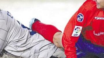 <b>CONGELADO. </b>Etoo, como el resto de las estrellas del Barça, no estuvo a buena altura. Juanpa (en la imagen, encima del camerunés), Ochoa y Tarantino pudieron casi siempre con él.