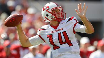 Mike White tiene una ventaja que los otros quarterbacks no. El antiguo quarterback de Western Kentucky practicó softball en la secundaria, por lo cual tiene la potencia y precisión necesarias para poner el ovoide en las manos correctas. Su debilidad surge