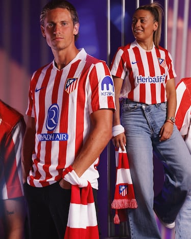 El nuevo uniforme del Atlético de Madrid combina elementos clásicos con una estética actual, manteniéndose fiel a la identidad rojiblanca del club. "La camiseta presenta cinco franjas verticales rojas intercaladas por cuatro blancas y tiene un cuello -también blanco- cuyo diseño 'vintage' aporta un toque distintivo".