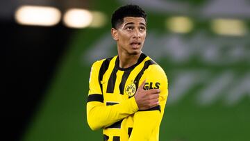 WOLFSBURG, GERMANY - NOVEMBER 08: Jude Bellingham of Dortmund is injured during the Bundesliga match between VfL Wolfsburg and Borussia Dortmund at Volkswagen Arena on November 08, 2022 in Wolfsburg, Germany. (Photo by Marvin Ibo Guengoer - GES Sportfoto/Getty Images)