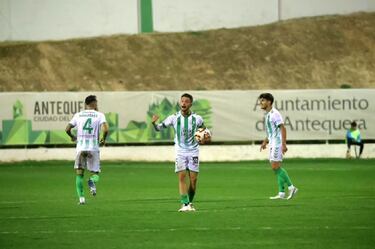 El Recreativo se estrella con la madera en el hogar del líder, Antequera