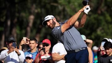 Dustin Johnson golpea la bola durante la última jornada del Valspar Championship en el Copperhead course del Innisbrook Golf Resort de Palm Harbor, Florida.