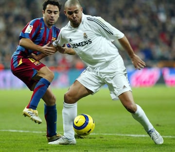 Xavi y Ronaldo en un Clásico de 2005