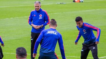 Luis D&iacute;az y Andr&eacute;s Ibarg&uuml;en junto a Carlos Queiroz durante el entrenamiento de la Selecci&oacute;n Colombia en El Camp&iacute;n.