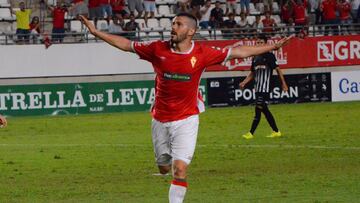 Víctor Curto celebra un gol con el Real Murcia.