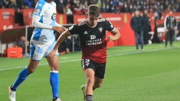 Sergio Carreira, jugador del CD Mirandés, conduce el balón durante un partido.