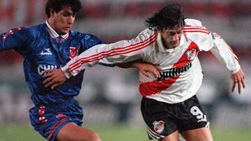 6-10-1996: Luego del bochorno de las semifinales de la Copa Libertadores de ese año (en la foto), River Plate y Universidad de Chile se enfrentaron en un amistoso en Mendoza. Fue triunfo azul con dos goles de Rodrigo Goldberg.