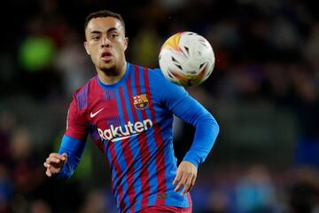  Si llega una oferta a partir de 25 millones de euros, el club la escucharía.
Xavi no bloquearía su salida si se confirma la llegada de Azpilicueta. Los técnicos valoran su crecimiento, pero tienen otras apuestas a la hora de dar continuidad al proyecto. El Sevilla lleva tiempo detrás de él y en el
Barça suspiran por Koundé. La excelente relación entre el actual secretario técnico del club hispalense, Fernando Navarro, y Xavi podría dinamizar las operaciones.