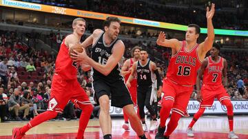 Pau Gasol recibe el bal&oacute;n entre Lauri Markkanen y Paul Zipser.