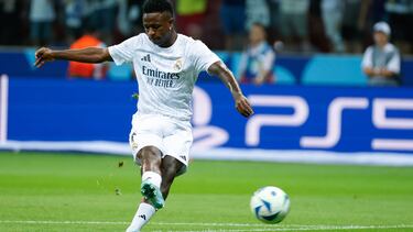 VARSOVIA, 14/08/2024.- El delantero brasileño del Real Madrid Vinicius Jr. calienta antes de la disputa de la Supercopa de Europa de fútbol que Real Madrid y Atalanta juegan este miércoles en el Estadio Nacional de Polonia, en Varsovia.EFE/ Mariscal