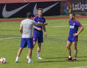 Simeone mantuvo una larga charla con Saúl y Koke.