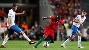 William Carvalho conduce el cuero ante la presión de un jugador rival en el Portugal-Italia.