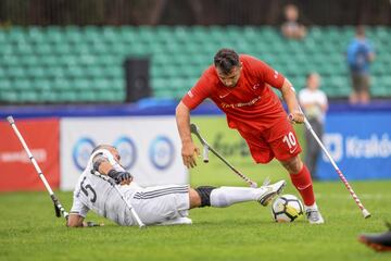 El turco Rahmi Ozcan disputa un balón al georgiano Ioseb Gogitidze (en el suelo) durante la fase de grupos del Campeonato Europeo de fútbol para amputados, que tiene lugar del septiembre en Cracovia (Polonia). En esta modalidad futbolística los jugadores de campo juegan con muletas. Todo un ejemplo de superación. 