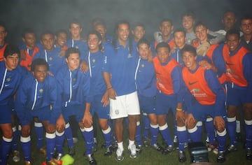 El día que el astro sudamericano visitó a una joven Selección de Brasil Sub-17. En el plantel estaban elementos como Marcelo y Anderson.