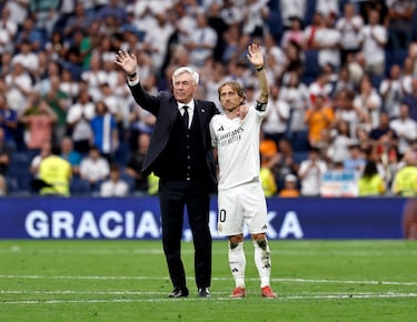 Carlo Ancelotti y Luka Modric agradecen al público del Bernabéu la ovación de despedida a ambos mitos del club blanco. El entrenador italiano y el futbolista croata han ganado juntos en el club blanco 3 Champions League, 3 Mundiales de Clubes, 3 Supercopas de Europa, 2 Ligas de España, 2 Copas del Rey, 2 Supercopas de España y 1 Copa Intercontinental.