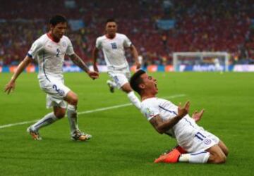 Eduardo Vargas celebra el primer gol del partido. 0-1.