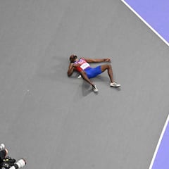 How many male athletes have won the 100m and 200m in the same Olympic Games?