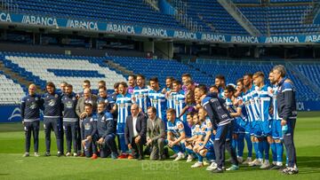 El presidente del Deportivo Antonio Couceiro, en la foto de familia de la plantilla en el &uacute;ltimo entrenamientoen Riazor.