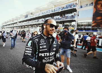 Lewis Hamilton en el circuito de Yas Marina. 