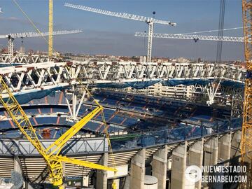 En el exterior, el estadio del Real Madrid sigue rodeado de gr¨²as trabajando sin descanso para tener el nuevo feudo blanco a punto.