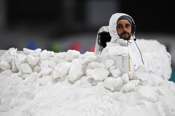 Un cámara de televisión durante el biatlón de 10 km.