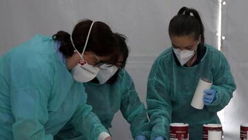 Imagen de archivo de unas enfermeras trabajando con mascarillas.