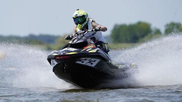 La piloto de Jet Ski Cris Lazarraga pilotando su moto de agua por el mar.