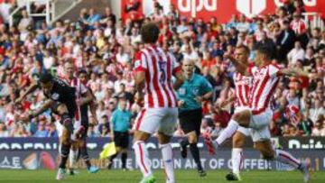 Coutinho arregla un mal partido del Liverpool; debutó Firmino