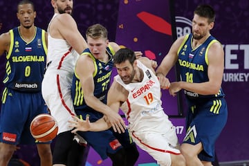 El alero de España Fernando San Emeterio y los jugadores de Eslovenia Luka Doncic y Gasper Vidmar durante el partido de semifinal del Eurobasket 2017