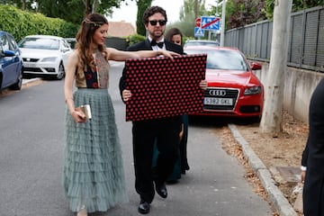 Pareja de invitados acuden, con un regalo, a la boda de David Summers con Christine Cambeiro.