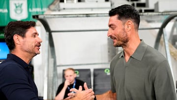 Víctor Sánchez del Amo y Albert Riera se saludan en el enfrentamiento entre ambos de agosto.