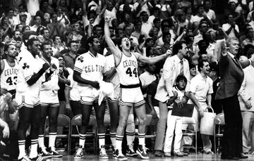 Renac¨ªa el gran cl¨¢sico en, adem¨¢s, el primer duelo por el t¨ªtulo entre Larry Bird y Magic Johnson desde la m¨ªtica final universitaria de 1979. Gan¨® Bird (MVP: 27+14 de media) y perdi¨® Magic, que fue apodado Tragic por sus errores decisivos, sobre todo en el cuarto partido. Los Lakers ganaron el primero y el tercero y cayeron de forma inexplicable y en ambos casos en la pr¨®rroga en los duelos segundo y cuarto. En el quinto hab¨ªa 33 grados en el Garden, y los jugadores angelinos necesitaron ox¨ªgeno adicional en el banquillo. Finalmente, los Celtics se proclamaron campeones en un s¨¦ptimo en el que casi hay remontada visitante. Aquel triunfo marc¨® un 8-0 para los Celtics en Finales contra unos Lakers que se vengaron en 1985 y 1987.