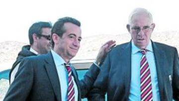 <b>COMPAÑEROS. </b>J. J. Santos con Aragonés durante el viaje a Suráfrica.