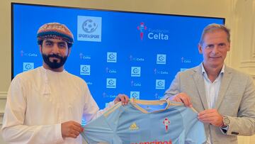 Un representante de Sporta Sport y German Arteta, director de la Fundaci¨®n Celta, posan con una camiseta del equipo vigu¨¦s.