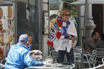 Los seguidores del Chelsea inundaron las calles del centro de Madrid, disfrutando del buen tiempo.