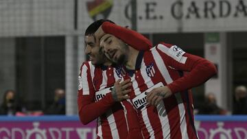 Correa abraza a Vrsaljko tras su gol.