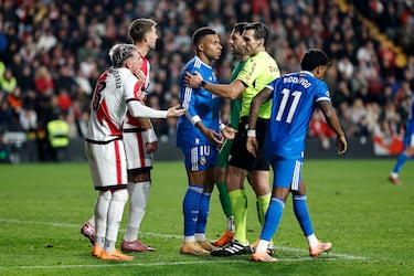 Indignación del Madrid por el arbitraje en Vallecas: “Y al Barça se le estropea el VAR...”