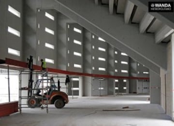 Colocación de las bandejas de instalaciones en las galerías de acceso al graderío alto. 