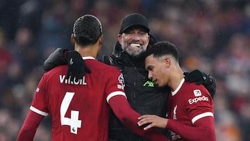 Jürgen Klopp, técnico del Liverpool, abraza a sus jugadores Virgil van Dijk y Trent Alexander-Arnold tras un partido.