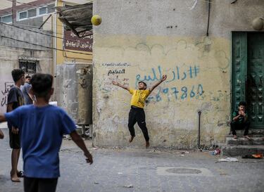 Niños refugiados palestinos juegan al fútbol frente a sus hogares en el campamento de Jabalia, en el norte de la Franja de Gaza.
