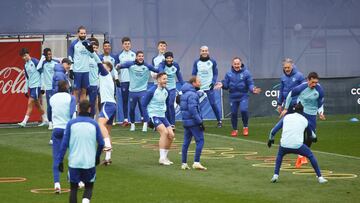 Los jugadores del Atlético durante el entrenamiento en Majadahonda.