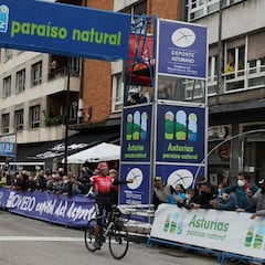 Nairo rompe su sequía con un triunfo en solitario en Asturias