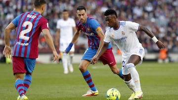 Vinicius encara a Serginho Dest tras irse de Busquets en el Cl&aacute;sico Barcelona-Real Madrid de la primera vuelta de LaLiga Santander.