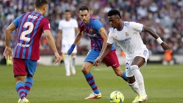 Vinicius encara a Serginho Dest tras irse de Busquets en el Cl&aacute;sico Barcelona-Real Madrid de la primera vuelta de LaLiga Santander.