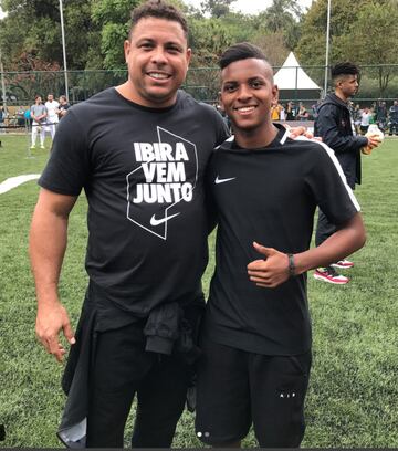 Rodrygo coinicdió con Ronaldo Nazario en un acto promocional en Brasil. Allí el joven futbolista no dudó en pedirle una foto al que fuera máximo goleador de Brasil.