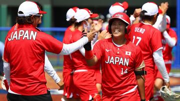 Las jugadoras de Japón, durante su partido de sóftbol ante Australia en los Juegos Olímpicos de Tokio 2020.