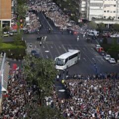 Espectacular recibimiento de la afición al autobús del Real Madrid